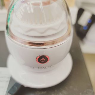 디하우트 랩 디하우트랩 클렌징 피부관리기 진동클렌저 실리콘+2종 인조모 브러시 — 5점을 준 리뷰어가 2021년 11월 올린 사용 사진