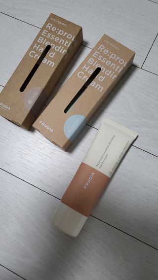 [후르디아] 끈적임 없는 착한성분 비건  핸드크림 3종 — 5점을 준 리뷰어가 2021년 12월 올린 사용 사진
