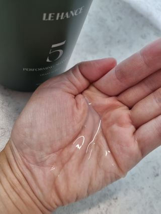 르핸스 퍼포밍 5 샴푸 비반트 포렛/베티버 포그 — 4점을 준 리뷰어가 2022년 12월 올린 사용 사진