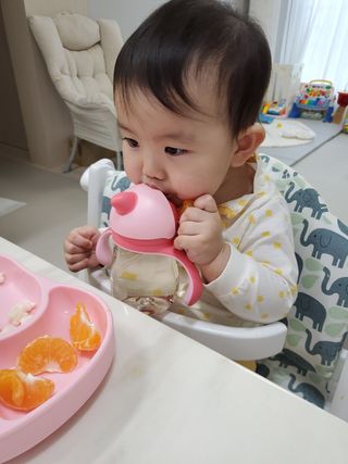 유비맘 트라이탄 코니빨대컵_컬러 랜덤 발송 — 5점을 준 리뷰어가 2020년 12월 올린 사용 사진