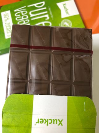 당류2g 자일리톨로 단맛을낸 슈카 퓨어비건 무설탕초콜릿 Xucker vegan 2개입 — 5점을 준 리뷰어가 2021년 4월 올린 사용 사진
