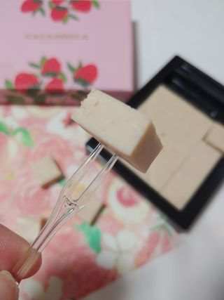 연말/새해선물 딸기 초콜릿 종착역, 건딸기가 상큼하게 씹히는 카카올라 딸기생초콜릿 — 4점을 준 리뷰어가 2021년 10월 올린 사용 사진