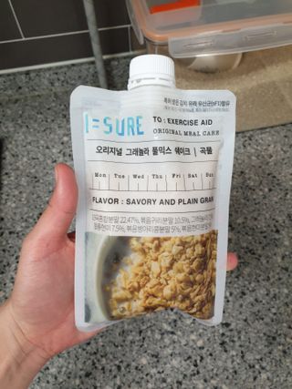 다미즐 [아이슈어] 맛있는 관리의 시작 그래놀라 풀믹스 쉐이크 4종 택 1/7일분/초콜릿, 고구마, 곡물, 바나나 — 5점을 준 리뷰어가 2021년 4월 올린 사용 사진