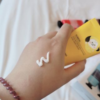 쿤달 BT21 시어버터 앤 마카다미아 퓨어 핸드크림 50ml 7구 기프트 세트 — 5점을 준 리뷰어가 2021년 3월 올린 사용 사진