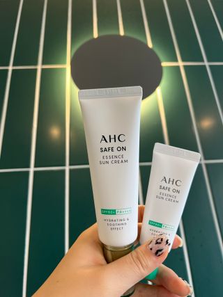 [AHC] 세이프온 에센스 선크림 올리브영 스페셜 증정 기획세트 — 5점을 준 리뷰어가 2022년 6월 올린 사용 사진