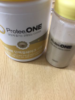 프로티원 단백질쉐이크 곡물맛 2주분 1통+보틀 — 4.5점을 준 리뷰어가 2021년 3월 올린 사용 사진