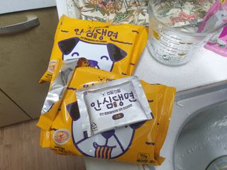 안심댕면 강아지라면 5봉지+쓰담쓰담 종합영양제 2스틱 샘플 증정 — 5점을 준 리뷰어가 2022년 8월 올린 사용 사진
