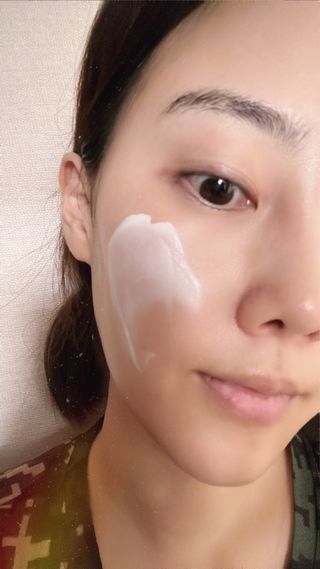 리더스코스메틱 리더스 카밍 바이오틱스 선 에센스 SPF 50+ PA++++ — 4점을 준 리뷰어가 2022년 8월 올린 사용 사진