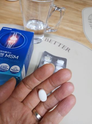 [경남제약헬스케어]케어플러스 관절엔 MSM 1000mg 60정/1개월분/관절/뼈/연골 영양/비타민D+아연/1일2정 — 4.5점을 준 리뷰어가 2024년 1월 올린 사용 사진