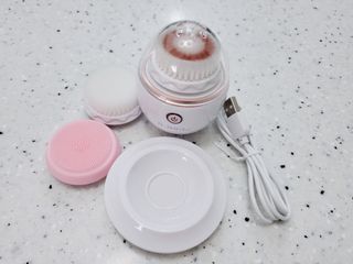 디하우트 랩 디하우트랩 클렌징 피부관리기 진동클렌저 실리콘+2종 인조모 브러시 — 5점을 준 리뷰어가 2021년 11월 올린 사용 사진
