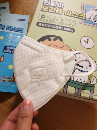 [숨그림]  덴탈마스크 짱구 우리아이 그리고 내가 쓰는 믿을수있는 케릭터 마스크  16종 — 5점을 준 리뷰어가 2021년 11월 올린 사용 사진