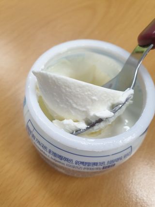 매일바이오 그릭요거트 오리지널 플레인 4개, 로스터리 커피믹스 4개 — 4점을 준 리뷰어가 2021년 12월 올린 사용 사진