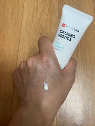 리더스코스메틱 리더스 카밍 바이오틱스 선 에센스 SPF 50+ PA++++ — 5점을 준 리뷰어가 2022년 8월 올린 사용 사진