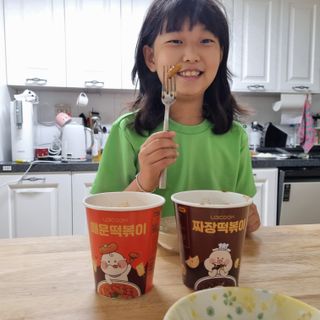 유비쿡 컵떡볶이 매운컵떡볶이2개/ 짜장컵떡볶이 2개  총 4개세트 — 5점을 준 리뷰어가 2021년 6월 올린 사용 사진