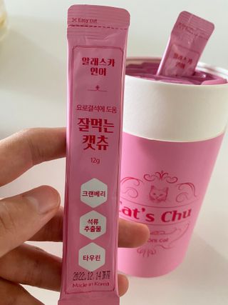 페페로니 잘 먹는 캣츄 - 알래스카 연어 24개입 — 4점을 준 리뷰어가 2021년 7월 올린 사용 사진