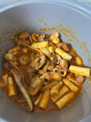 화끈한녀석들 새오똥400g 새우,오징어,똥집 볶음요리 소스,밀떡, 참기름 포함 — 5점을 준 리뷰어가 2022년 12월 올린 사용 사진