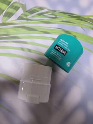 부쉬맨 워터프루프 서핑 선스틱 16g SPF50+ PA++++ — 5점을 준 리뷰어가 2023년 4월 올린 사용 사진
