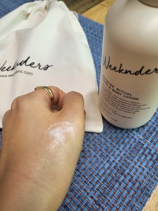 [위켄더스] 끈적임 없이 수분감을 채워주는 핸드& 바디로션 1종 랜덤발송 — 4.5점을 준 리뷰어가 2022년 5월 올린 사용 사진