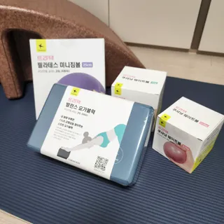 [트라택] 홈 필라테스 SET [미니짐볼+웨이트볼(0.5kg&1kg+요가블럭] — 5점을 준 리뷰어가 2022년 7월 올린 사용 사진