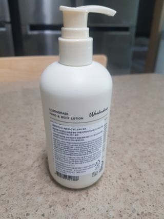 [위켄더스] 끈적임 없이 수분감을 채워주는 핸드& 바디로션 1종 랜덤발송 — 4.5점을 준 리뷰어가 2022년 5월 올린 사용 사진