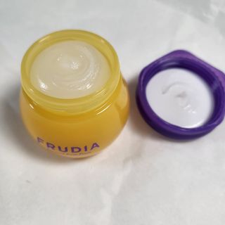 틱톡 [후르디아] 튼입술해결템 올리브영 블루베리 하이드레이팅 허니 립밤 — 5점을 준 리뷰어가 2023년 11월 올린 사용 사진
