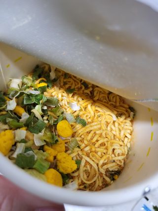 NISSIN 닛신 컵누들  4종 - 씨푸드오리지날, 씨푸드 스파이시, 씨푸드 커리, 씨푸드 XO소스 — 5점을 준 리뷰어가 2022년 3월 올린 사용 사진