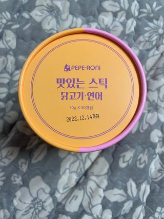 페페로니 맛있는 스틱 - 무항생제 닭고기 15개 + 알래스카 연어 15개 — 3점을 준 리뷰어가 2021년 8월 올린 사용 사진