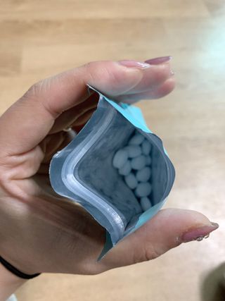 입 냄새 완화에 도움을 주는 에티켓 캔디 앳캔디 스트롱민트 — 5점을 준 리뷰어가 2021년 1월 올린 사용 사진
