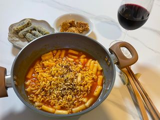 더밥  고추마녀 라볶이 +  나이스미 무설탕 현미후레이크 — 5점을 준 리뷰어가 2021년 10월 올린 사용 사진