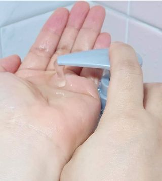 MOAMANEMUNAH 모아만에무나 플러스 두피 탈모 완화 기능성 샴푸 + 브러쉬 2종 세트 — 5점을 준 리뷰어가 2021년 10월 올린 사용 사진