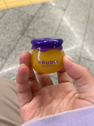 틱톡 [후르디아] 튼입술해결템 올리브영 블루베리 하이드레이팅 허니 립밤 — 4점을 준 리뷰어가 2023년 11월 올린 사용 사진