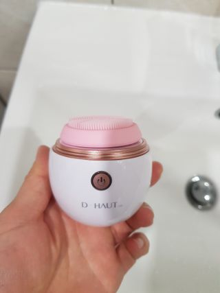 디하우트 랩 디하우트랩 클렌징 피부관리기 진동클렌저 실리콘+2종 인조모 브러시 — 5점을 준 리뷰어가 2021년 12월 올린 사용 사진