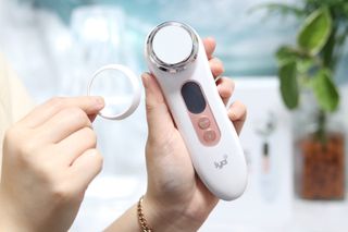올인원 피부관리 이야 갈바닉 마사지기 — 5점을 준 리뷰어가 2023년 3월 올린 사용 사진