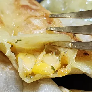 (주)성경순만두 곤약만두.콘치즈만두,삼각당면만두,당면 야끼만두,대구전통 납작만두,떡뽁이 매콤소스,달콤소스 — 4점을 준 리뷰어가 2023년 6월 올린 사용 사진