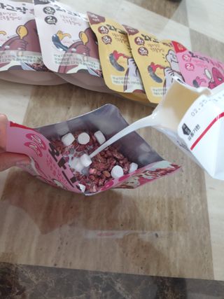 스낵스 와그작후루룩 3종_카카오2봉+아몬드2봉+딸기2봉 (총 6봉) — 5점을 준 리뷰어가 2024년 2월 올린 사용 사진