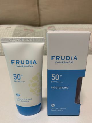 틱톡 [후르디아] 백탁NO! 화잘먹 수분광 선 에센스✨ — 5점을 준 리뷰어가 2023년 6월 올린 사용 사진