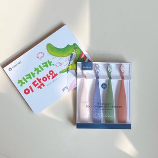 마더케이 0.5단계 유아 칫솔 세트 — 3.5점을 준 리뷰어가 2021년 11월 올린 사용 사진