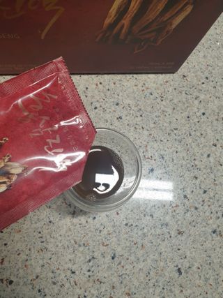 서울약사신협_프리미엄 6년근 홍삼진액_70mlx30포 — 5점을 준 리뷰어가 2021년 2월 올린 사용 사진