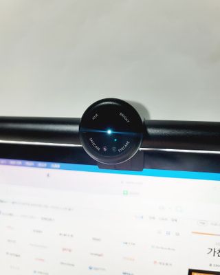 TOMO GRAPHY 나 있을땐 환한 조명 나 없을땐 확실한 살균 ★ DESK LIGHT & STERILIZER [ON] ★ — 5점을 준 리뷰어가 2022년 1월 올린 사용 사진