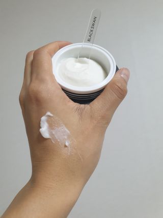 오투에니원 갈락토미세스 비타민 C 프리미엄 블랙스완 크림 50g — 5점을 준 리뷰어가 2022년 12월 올린 사용 사진