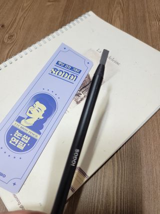 [MONDRAW] 몬드로우 POPBROW 크래용 아이브로우 색연필 타입 — 5점을 준 리뷰어가 2022년 4월 올린 사용 사진
