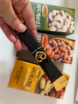 짜먹는 이지견과 짜먹는 이지아몬드, 짜먹는 이지허니피넛, 짜먹는 이지캐슈넛 각 10g X  10포 — 3점을 준 리뷰어가 2021년 2월 올린 사용 사진
