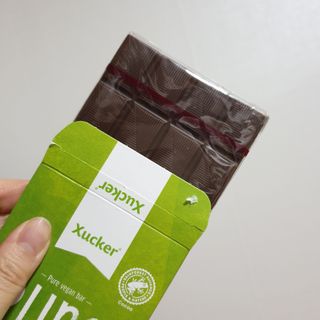 당류2g 자일리톨로 단맛을낸 슈카 퓨어비건 무설탕초콜릿 Xucker vegan 2개입 — 5점을 준 리뷰어가 2021년 4월 올린 사용 사진