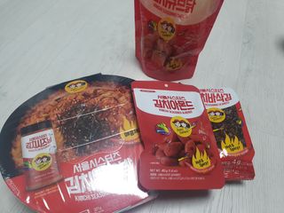 [서울시스터즈] CU 김치 4총사 세트-김치볶음밥, 김치큐브닭, 김치바삭김, 김치아몬드 — 5점을 준 리뷰어가 2021년 10월 올린 사용 사진