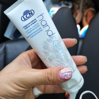 LCN(엘씨엔) LCN 리제너러티브 핸드크림 75ml 주름개선 고보습 재생핸드크림 — 5점을 준 리뷰어가 2022년 8월 올린 사용 사진
