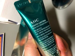 [NEW 탄력유턴 아이크림] AHC 유스 래스팅 리얼 아이크림 포 페이스 — 5점을 준 리뷰어가 2021년 4월 올린 사용 사진
