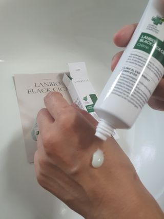 랑벨 랑바이오 블랙 시카 크림 50ml(블랙비 프로폴리스, 시카 4종, 판테놀 10 함유) — 5점을 준 리뷰어가 2022년 7월 올린 사용 사진