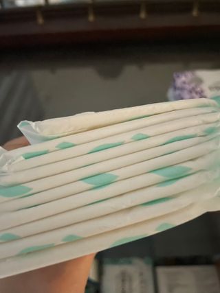 나무드 [데이위드] 국내생산 생리대 가벼운 초 슬림핏 프레쉬 씬 순면커버 생리대 10개입X1팩 — 4점을 준 리뷰어가 2021년 10월 올린 사용 사진
