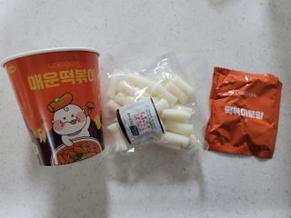 유비쿡 컵떡볶이 매운컵떡볶이2개/ 짜장컵떡볶이 2개  총 4개세트 — 5점을 준 리뷰어가 2021년 3월 올린 사용 사진