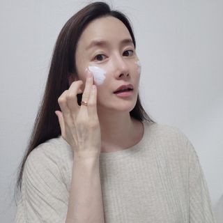 [AHC] 세이프온 에센스 선크림 올리브영 스페셜 증정 기획세트 — 5점을 준 리뷰어가 2022년 6월 올린 사용 사진